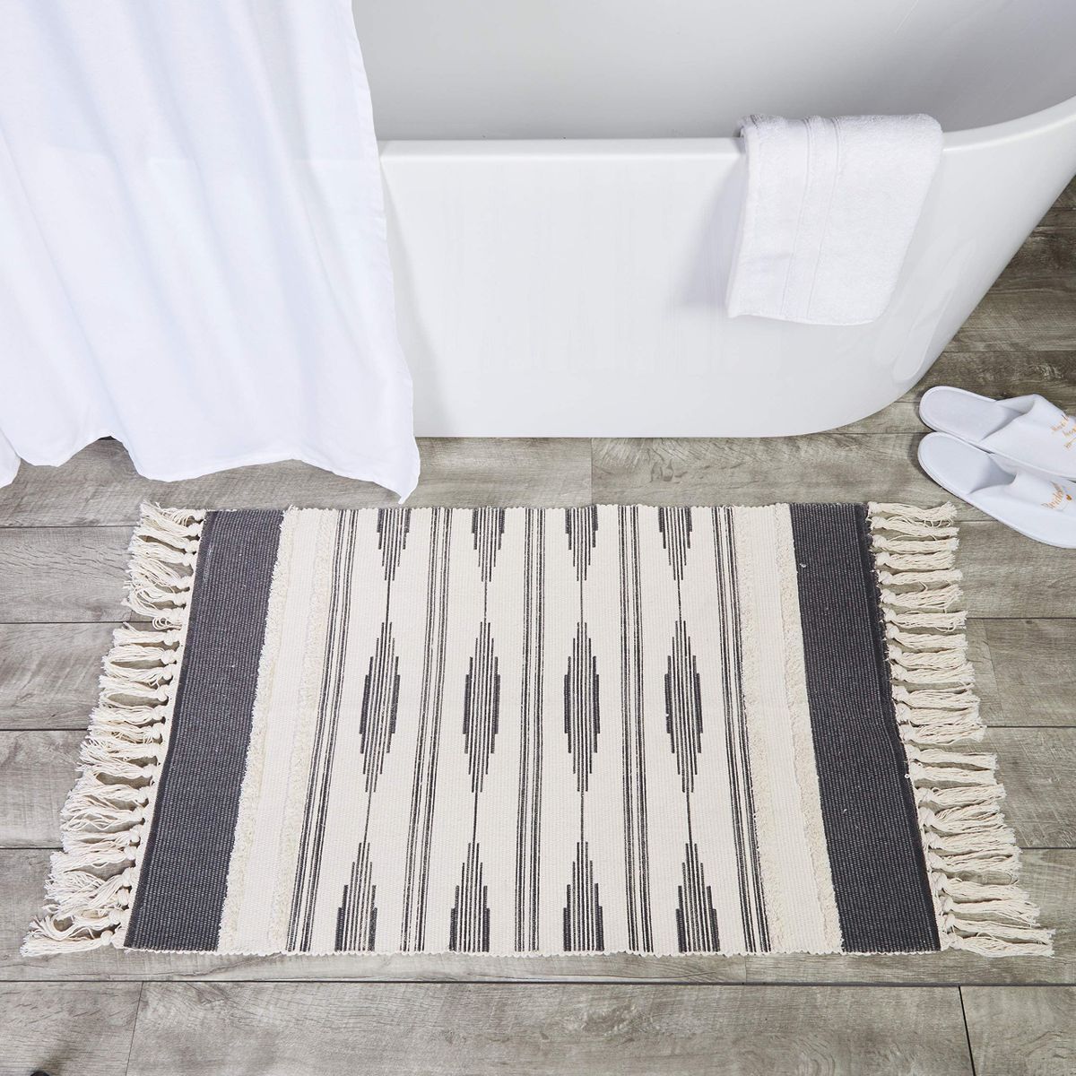 Grey Bohemian Bathroom Rug with Tassels, Boho Mat (23.6 x 35 Inches) –  Okuna Outpost
